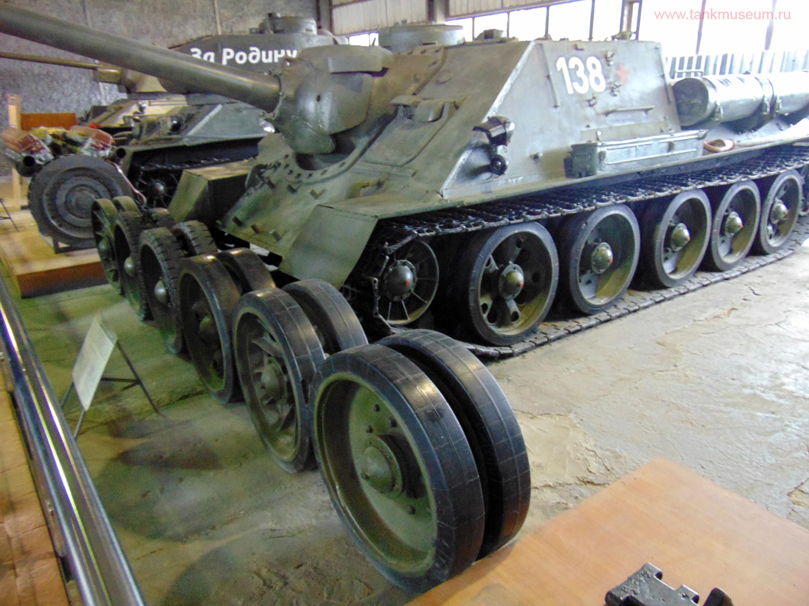 колеса танка Т-34, танковый музей Кубинка